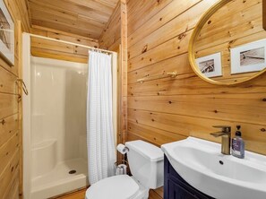Jetted bath, hair dryer, towels, soap - The Quiet Chimney @ Lake Lure (Lake Lure)