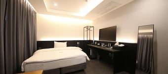 THE M HOTEL