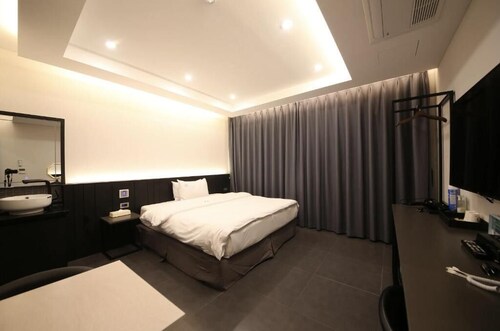 THE M HOTEL