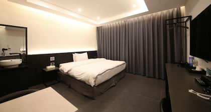 THE M HOTEL