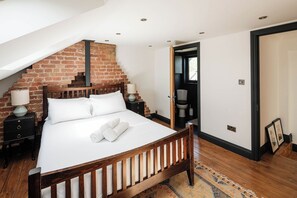 Room - Charming 4BR Home with Garden and BBQ (Greater London)