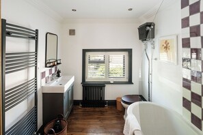 Bathroom - Charming 4BR Home with Garden and BBQ (Greater London)