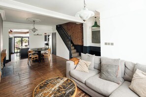 Living area - Charming 4BR Home with Garden and BBQ (Greater London)