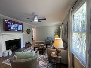 TV, fireplace - Quaint 2 bedroom 1 Bath home located in Downtown Winston Salem near hospitals and convention Center (Winston-Salem)
