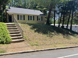 Exterior - Quaint 2 bedroom 1 Bath home located in Downtown Winston Salem near hospitals and convention Center (Winston-Salem)
