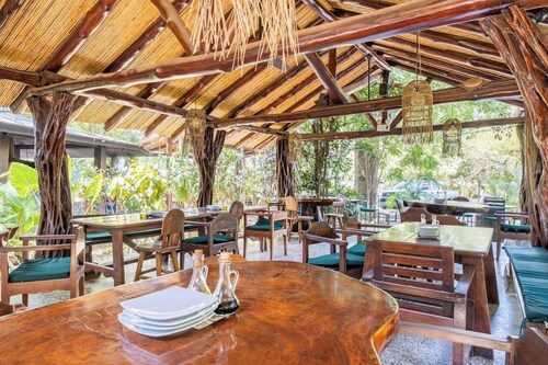 Private room with pool, walking distance to beach
