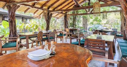 Private room with pool, walking distance to beach