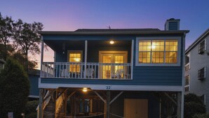 Ein zweistöckiges Haus mit Balkon, Treppe und der Hausnummer 22.