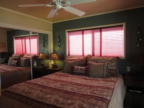 2 bedrooms, free WiFi, bed sheets - Lakefront Home - 2 Bedroom, 2 Bath, Walk to Village/ Big Bear Marina/Dining (Big Bear Lake)