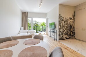 Tabla de planchar con plancha, wifi y ropa de cama 