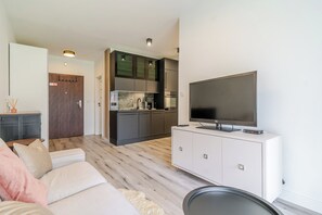 TV - Ceglana Chic Apartment with Garden (Katowice)