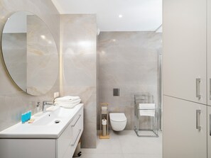 Shower, hair dryer, towels - Dębowa Pleasant Studio (Łódź)