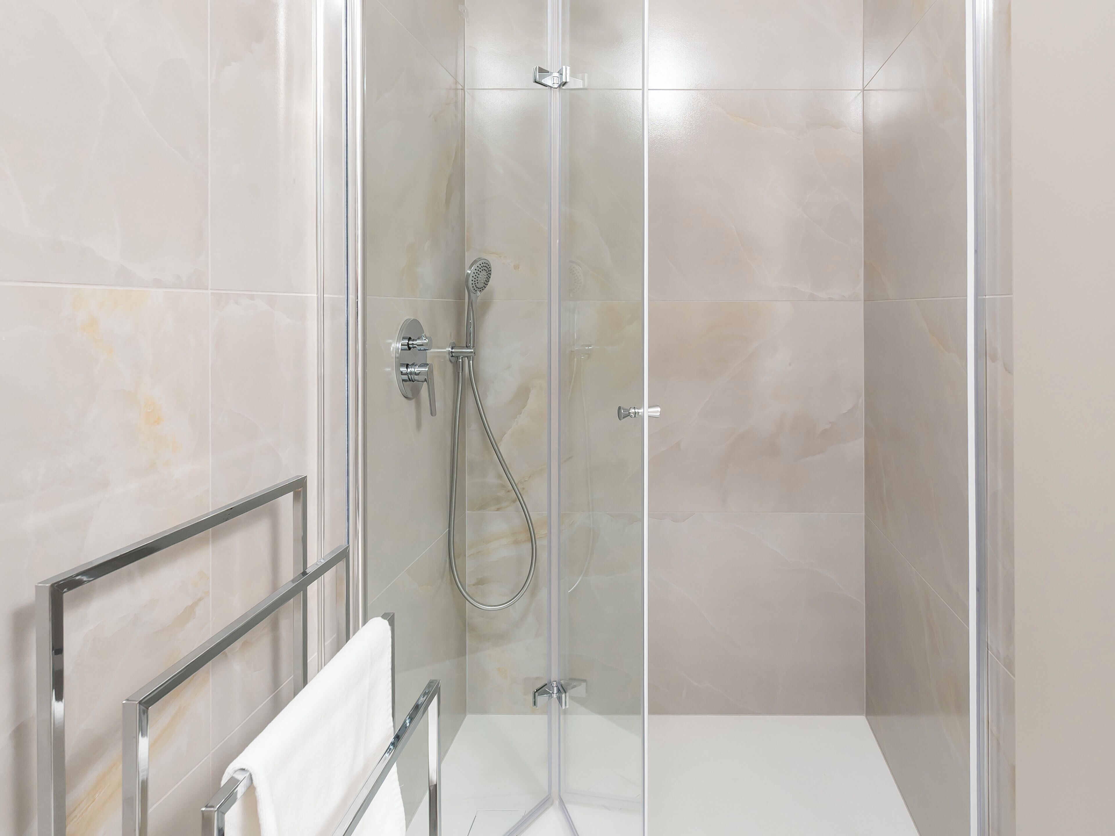 Douche, sèche-cheveux, serviettes fournies