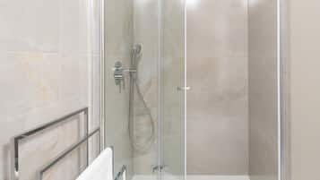 Douche, sèche-cheveux, serviettes fournies