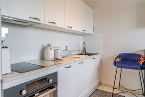 Frigorífico, microondas, horno y placa de cocina