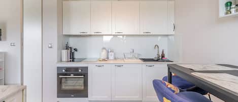 Réfrigérateur, four à micro-ondes, un four, surface de cuisson