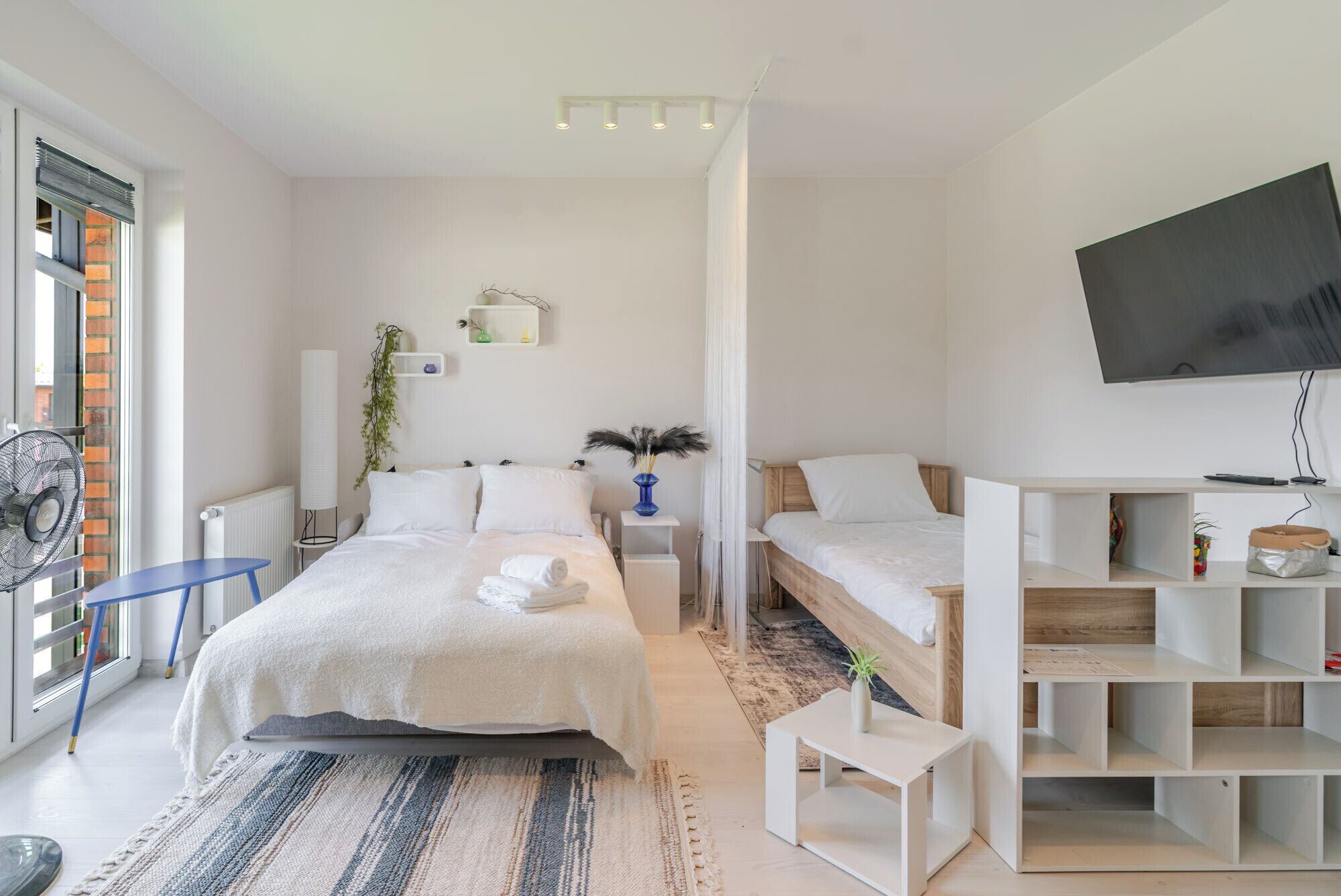 Tabla de planchar con plancha, wifi y ropa de cama 