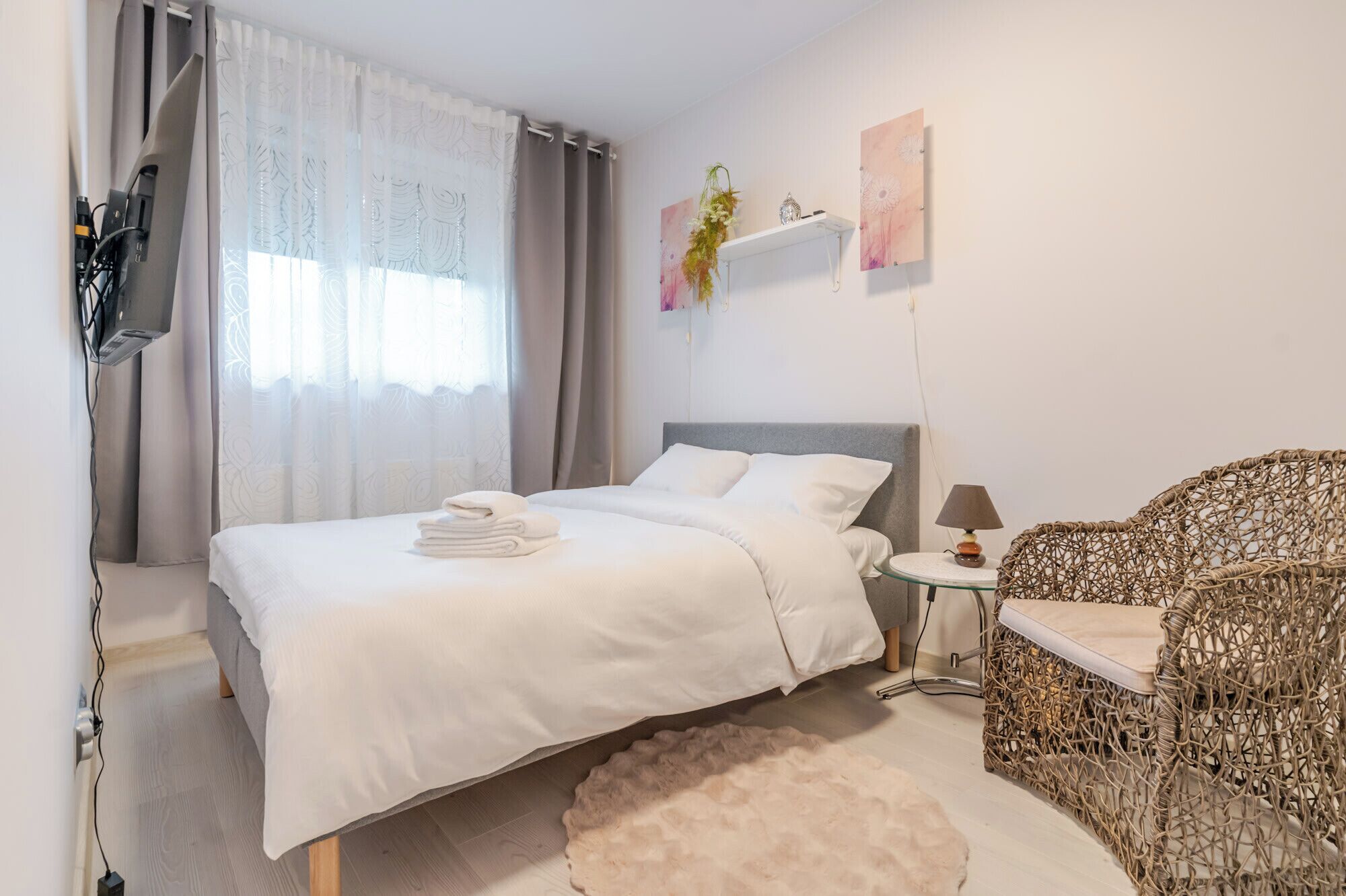 Iron/ironing board, WiFi, bed sheets
