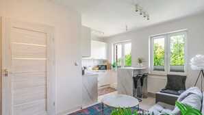 Ein modernes Interieur mit Küche, Essbereich und Wohnbereich.