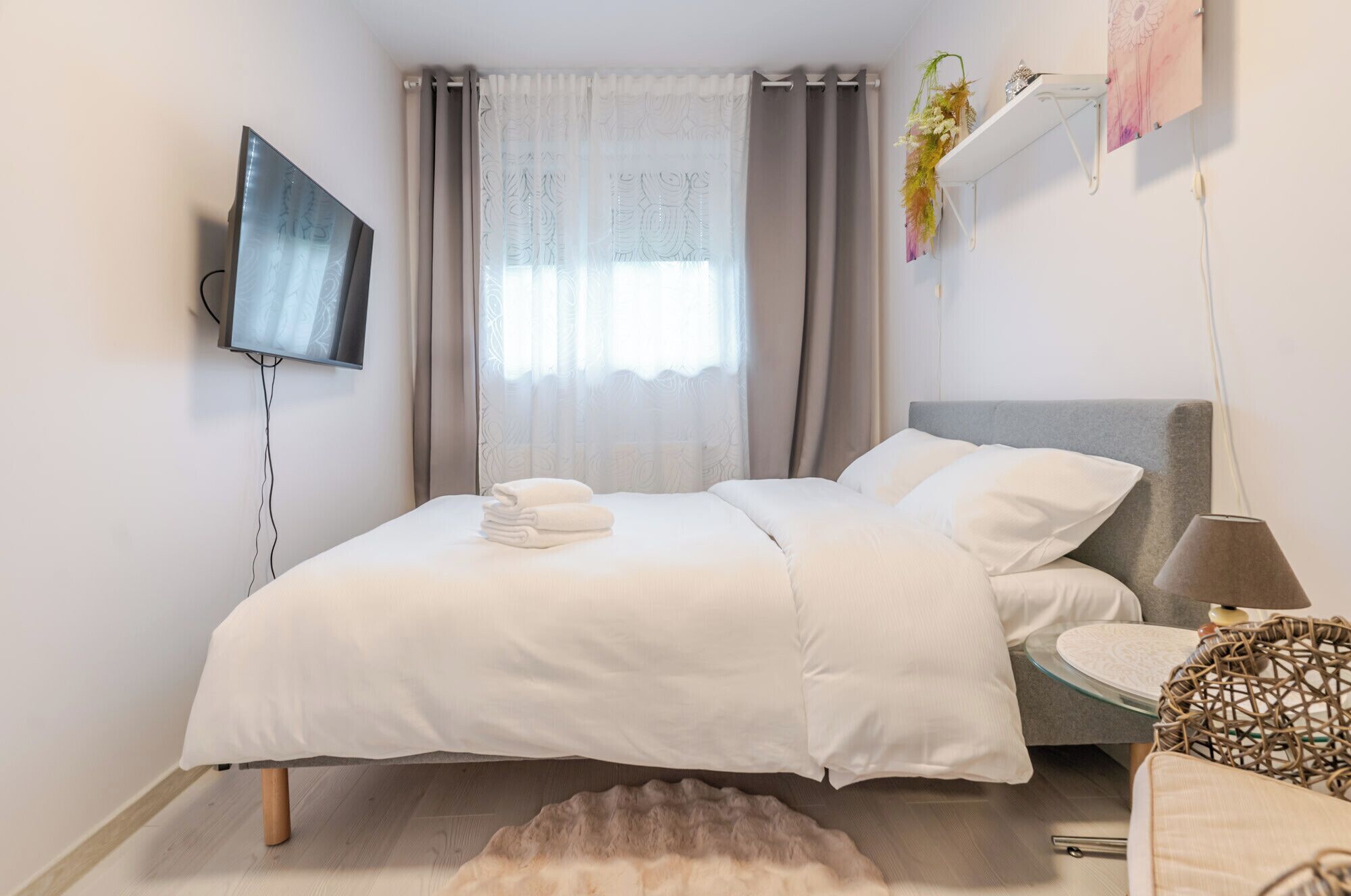 Tabla de planchar con plancha, wifi y ropa de cama 