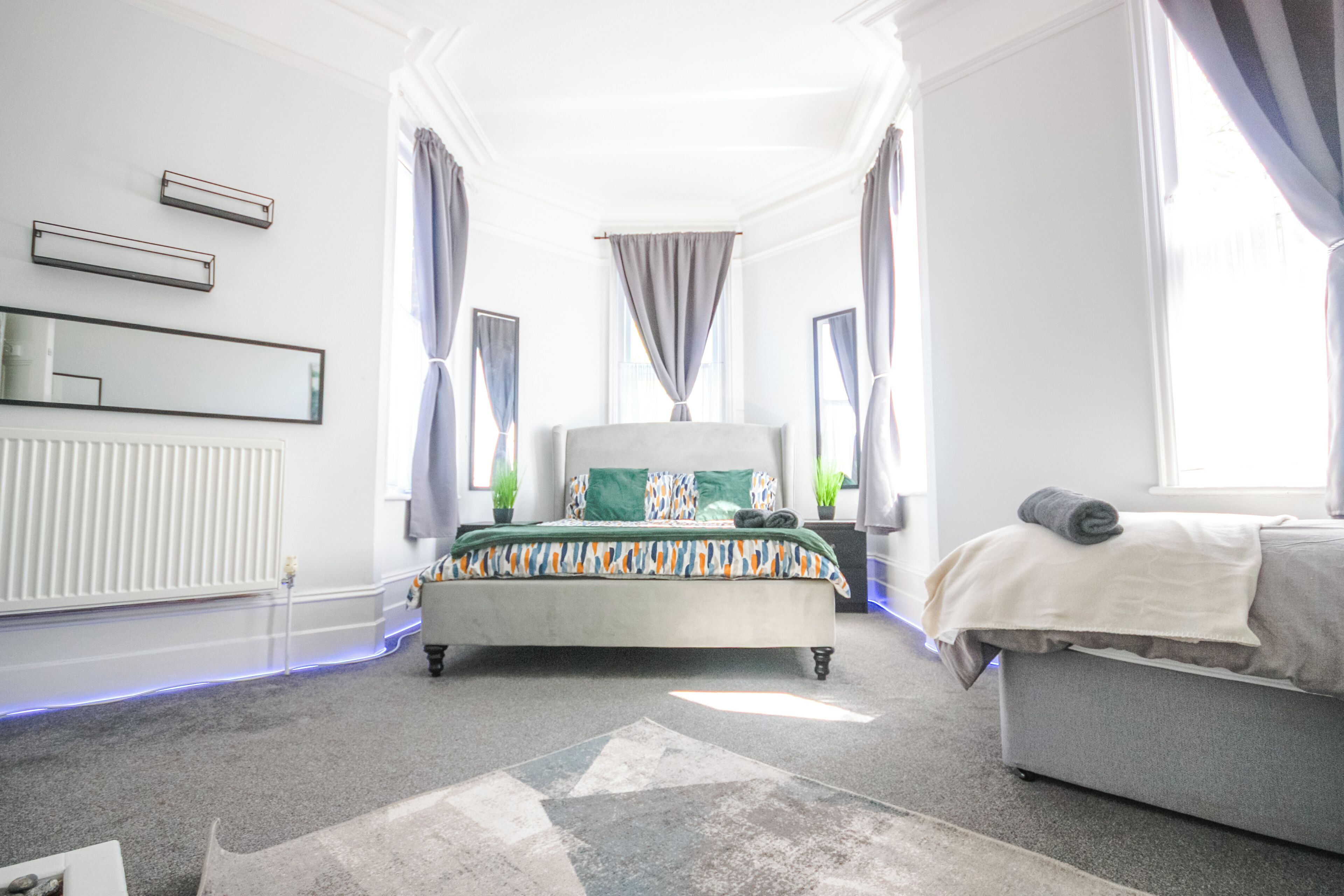 Tabla de planchar con plancha, wifi, ropa de cama