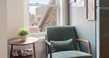Cozy Chic Retreat Near Downtown - Sleeps 7 - Urban City View