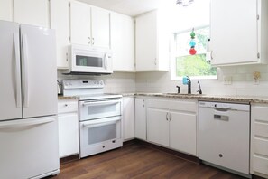 Private kitchen - Charming 2-bedroom house in enchanting Navarre, Florida (Navarre)