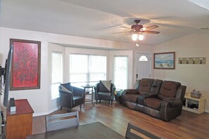 Living area - Charming 2-bedroom house in enchanting Navarre, Florida (Navarre)