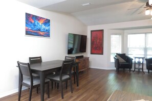 Dining - Charming 2-bedroom house in enchanting Navarre, Florida (Navarre)