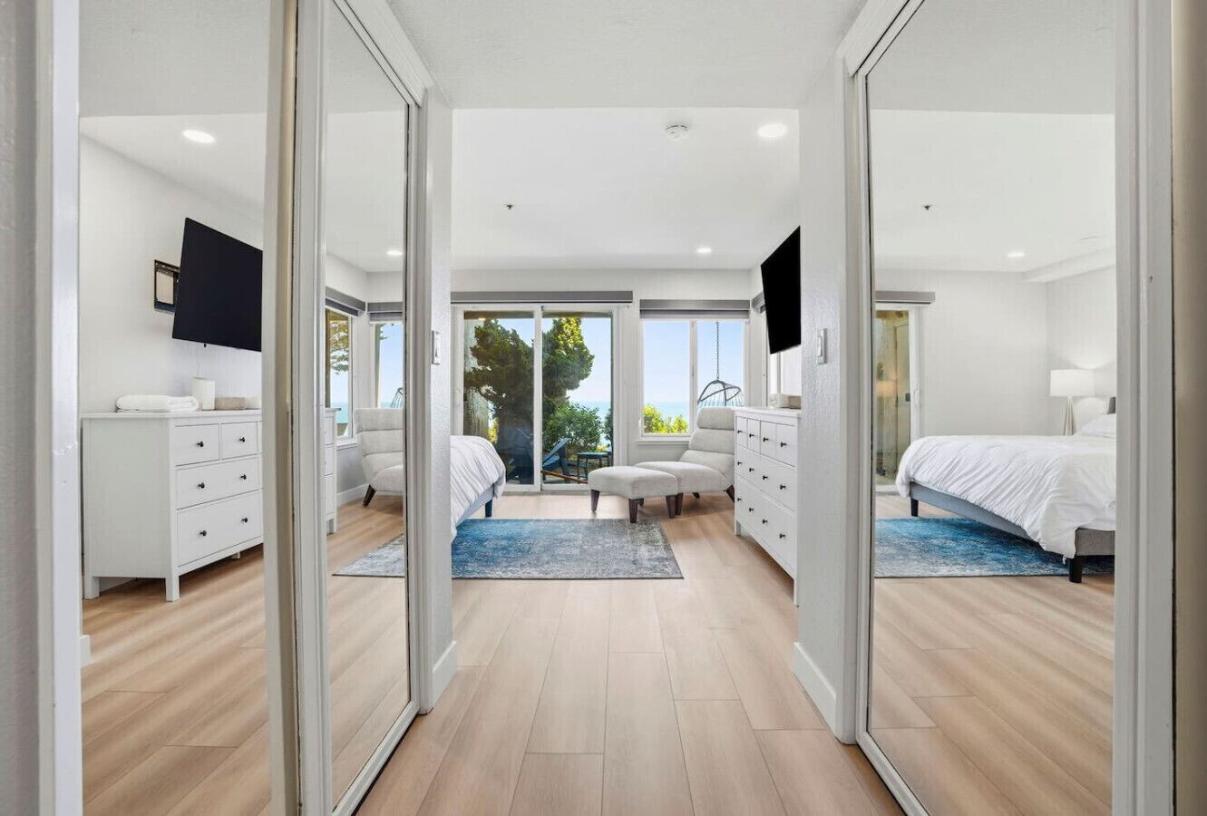 Desk, iron/ironing board, WiFi, bed sheets