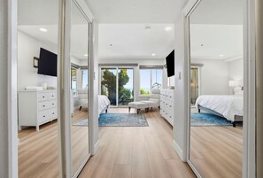 Escritorio, tabla de planchar con plancha, wifi y ropa de cama 