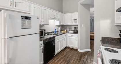 Great location in Southaven 3BR Home w/Fireplace + Fast Wi-Fi. Pet-Friendly