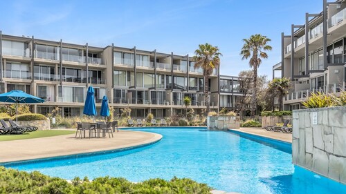 Resort Studio with Pool and Spa Access walk to the Beach and local Cafes