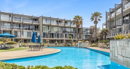 Resort Studio with Pool and Spa Access walk to the Beach and local Cafes