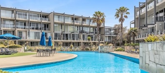 Resort Studio with Pool and Spa Access walk to the Beach and local Cafes