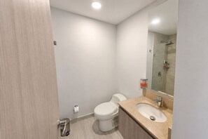 Een haardroger, handdoeken, zeep, toiletpapier
