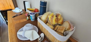 Café da manhã feito na hora grátis todos os dias