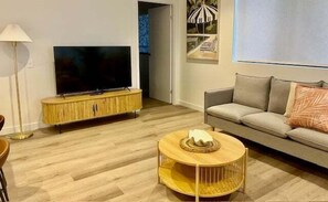 TV - 301 Sakara Sophisticated Beach Side Living (Maroochydore)