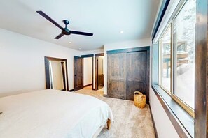 5 bedrooms, iron/ironing board, free WiFi, bed sheets - New 2023 Built, 5-bedroom Tahoe Donner house in Truckee with AC + Meadow Views (Truckee)