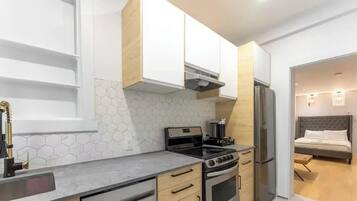 Refrigerador, microondas, horno y parrilla de estufa