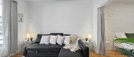 Iron/ironing board, WiFi, bed sheets