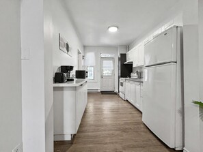 Wasserkocher mit Kaffee-/Teezubehör, Kühlschrank, Mikrowelle, Ofen