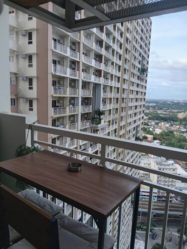 Cozy QC Condo w/ Karaoke, Pool & Fast Wi-Fi