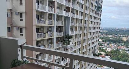 Cozy QC Condo w/ Karaoke, Pool & Fast Wi-Fi