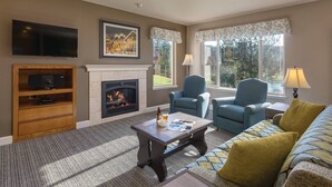 A living room with a fireplace, television, and seating area. - Vacation Winter Getaways at Leavenworth (Leavenworth)
