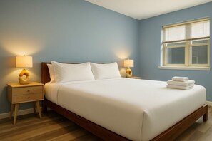 Desk, iron/ironing board, WiFi, bed sheets - Quiet 1 Bedroom, 1 Free Parking, High Speed Wi-Fi (Chicago)