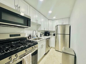 Refrigerador, microondas, horno y parrilla de estufa 