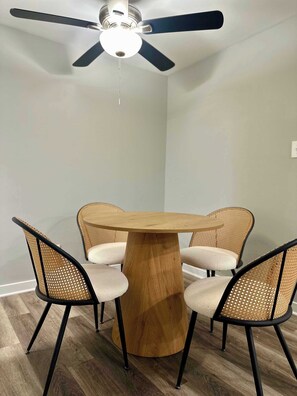 Dining - Quiet 1 Bedroom, 1 Free Parking, High Speed Wi-Fi (Chicago)