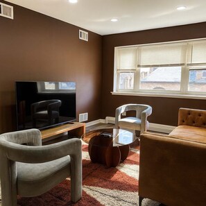 TV, offices - Quiet 1 Bedroom, 1 Free Parking, High Speed Wi-Fi (Chicago)