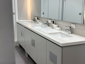 Bruser, gratis toiletartikler, hårtørrer, håndklæder